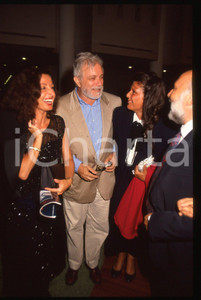 Luciano DE CRESCENZO e Claudia MORI - 1995 ca 35 mm vintage slide 11 Diapositiva d'epoca, in formato 35 mm.CONDIZIONI: GOODE' severamente vietata la riproduzione. Tutti i diritti sono riservati.ICharta mette in vendita, sul negozio eBay e in esclusiva sul sito "icharta" il proprio archivio composto da numerose diapositive e negativi fotografici d'epoca, tutti originali e autentici, che attraversano la storia del costume italiano tra gli la fine degli anni Sessanta e Novanta.Si tratta di uno sguardo inedito sull'attualità, la politica, la vita quotidiana, il gossip e la cultura, che fotografa il cambiamento della nazione in quest'ultimo scorcio del XX secolo. Un'occasione unica per il mercato del collezionismo, che vede finalmente disponibile un archivio eccezionale per vastità, tematiche e condizioni, in un settore (il negativo fotografico e la diapositiva) di assoluta novità e dalle interessanti prospettive di investimento.  GOOD/buono   originale e autentica 1