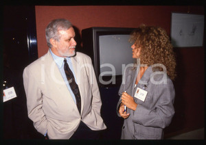 Luciano DE CRESCENZO e Sandra BONO - COSTUME - 1990 ca 35 mm vintage slide 6 Diapositiva d'epoca, in formato 35 mm.CONDIZIONI: GOODE' severamente vietata la riproduzione. Tutti i diritti sono riservati. ICharta mette in vendita, sul negozio eBay e in esclusiva sul sito "icharta" il proprio archivio composto da numerose diapositive e negativi fotografici d'epoca, tutti originali e autentici, che attraversano la storia del costume italiano tra gli la fine degli anni Sessanta e Novanta.Si tratta di uno sguardo inedito sull'attualità, la politica, la vita quotidiana, il gossip e la cultura, che fotografa il cambiamento della nazione in quest'ultimo scorcio del XX secolo. Un'occasione unica per il mercato del collezionismo, che vede finalmente disponibile un archivio eccezionale per vastità, tematiche e condizioni, in un settore (il negativo fotografico e la diapositiva) di assoluta novità e dalle interessanti prospettive di investimento.  GOOD/buono   originale e autentica 1