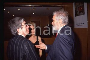 Luciano DE CRESCENZO e Marta FLAVI - COSTUME - 1990 ca 35 mm vintage slide Diapositiva d'epoca, in formato 35 mm.CONDIZIONI: GOODE' severamente vietata la riproduzione. Tutti i diritti sono riservati.ICharta mette in vendita, sul negozio eBay e in esclusiva sul sito "icharta" il proprio archivio composto da numerose diapositive e negativi fotografici d'epoca, tutti originali e autentici, che attraversano la storia del costume italiano tra gli la fine degli anni Sessanta e Novanta.Si tratta di uno sguardo inedito sull'attualità, la politica, la vita quotidiana, il gossip e la cultura, che fotografa il cambiamento della nazione in quest'ultimo scorcio del XX secolo. Un'occasione unica per il mercato del collezionismo, che vede finalmente disponibile un archivio eccezionale per vastità, tematiche e condizioni, in un settore (il negativo fotografico e la diapositiva) di assoluta novità e dalle interessanti prospettive di investimento.  GOOD/buono   originale e autentica 1