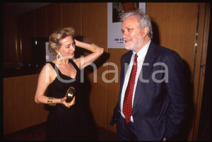 Luciano DE CRESCENZO e Marta FLAVI - COSTUME - 1990 ca 35 mm vintage slide 2 Diapositiva d'epoca, in formato 35 mm.CONDIZIONI: GOODE' severamente vietata la riproduzione. Tutti i diritti sono riservati. ICharta mette in vendita, sul negozio eBay e in esclusiva sul sito "icharta" il proprio archivio composto da numerose diapositive e negativi fotografici d'epoca, tutti originali e autentici, che attraversano la storia del costume italiano tra gli la fine degli anni Sessanta e Novanta.Si tratta di uno sguardo inedito sull'attualità, la politica, la vita quotidiana, il gossip e la cultura, che fotografa il cambiamento della nazione in quest'ultimo scorcio del XX secolo. Un'occasione unica per il mercato del collezionismo, che vede finalmente disponibile un archivio eccezionale per vastità, tematiche e condizioni, in un settore (il negativo fotografico e la diapositiva) di assoluta novità e dalle interessanti prospettive di investimento.  GOOD/buono   originale e autentica 1