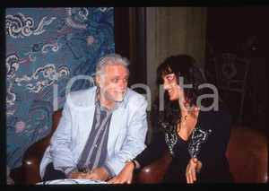 Luciano DE CRESCENZO e Alessandra MONTI - VENEZIA 1990 ca 35 mm vintage slide 13 Diapositiva d'epoca, in formato 35 mm.CONDIZIONI: GOODE' severamente vietata la riproduzione. Tutti i diritti sono riservati.ICharta mette in vendita, sul negozio eBay e in esclusiva sul sito "icharta" il proprio archivio composto da numerose diapositive e negativi fotografici d'epoca, tutti originali e autentici, che attraversano la storia del costume italiano tra gli la fine degli anni Sessanta e Novanta.Si tratta di uno sguardo inedito sull'attualità, la politica, la vita quotidiana, il gossip e la cultura, che fotografa il cambiamento della nazione in quest'ultimo scorcio del XX secolo. Un'occasione unica per il mercato del collezionismo, che vede finalmente disponibile un archivio eccezionale per vastità, tematiche e condizioni, in un settore (il negativo fotografico e la diapositiva) di assoluta novità e dalle interessanti prospettive di investimento.  GOOD/buono   originale e autentica 1