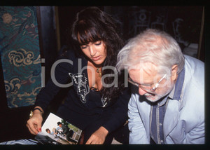 Luciano DE CRESCENZO e Alessandra MONTI - VENEZIA 1990 ca 35 mm vintage slide 18 Diapositiva d'epoca, in formato 35 mm.CONDIZIONI: GOODE' severamente vietata la riproduzione. Tutti i diritti sono riservati.ICharta mette in vendita, sul negozio eBay e in esclusiva sul sito "icharta" il proprio archivio composto da numerose diapositive e negativi fotografici d'epoca, tutti originali e autentici, che attraversano la storia del costume italiano tra gli la fine degli anni Sessanta e Novanta.Si tratta di uno sguardo inedito sull'attualità, la politica, la vita quotidiana, il gossip e la cultura, che fotografa il cambiamento della nazione in quest'ultimo scorcio del XX secolo. Un'occasione unica per il mercato del collezionismo, che vede finalmente disponibile un archivio eccezionale per vastità, tematiche e condizioni, in un settore (il negativo fotografico e la diapositiva) di assoluta novità e dalle interessanti prospettive di investimento.  GOOD/buono   originale e autentica 1