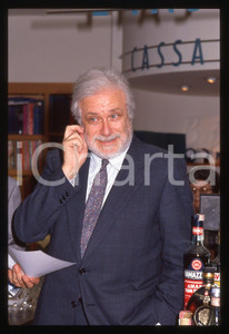 Luciano DE CRESCENZO - COSTUME - 1995 ca 35 mm vintage slide 86 Diapositiva d'epoca, in formato 35 mm.CONDIZIONI: GOODE' severamente vietata la riproduzione. Tutti i diritti sono riservati.ICharta mette in vendita, sul negozio eBay e in esclusiva sul sito "icharta" il proprio archivio composto da numerose diapositive e negativi fotografici d'epoca, tutti originali e autentici, che attraversano la storia del costume italiano tra gli la fine degli anni Sessanta e Novanta.Si tratta di uno sguardo inedito sull'attualità, la politica, la vita quotidiana, il gossip e la cultura, che fotografa il cambiamento della nazione in quest'ultimo scorcio del XX secolo. Un'occasione unica per il mercato del collezionismo, che vede finalmente disponibile un archivio eccezionale per vastità, tematiche e condizioni, in un settore (il negativo fotografico e la diapositiva) di assoluta novità e dalle interessanti prospettive di investimento.  GOOD/buono   originale e autentica 1