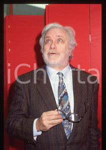 Luciano DE CRESCENZO - COSTUME - 1995 ca 35 mm vintage slide 87 Diapositiva d'epoca, in formato 35 mm.CONDIZIONI: GOODE' severamente vietata la riproduzione. Tutti i diritti sono riservati.ICharta mette in vendita, sul negozio eBay e in esclusiva sul sito "icharta" il proprio archivio composto da numerose diapositive e negativi fotografici d'epoca, tutti originali e autentici, che attraversano la storia del costume italiano tra gli la fine degli anni Sessanta e Novanta.Si tratta di uno sguardo inedito sull'attualità, la politica, la vita quotidiana, il gossip e la cultura, che fotografa il cambiamento della nazione in quest'ultimo scorcio del XX secolo. Un'occasione unica per il mercato del collezionismo, che vede finalmente disponibile un archivio eccezionale per vastità, tematiche e condizioni, in un settore (il negativo fotografico e la diapositiva) di assoluta novità e dalle interessanti prospettive di investimento.  GOOD/buono   originale e autentica 1