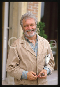 Luciano DE CRESCENZO - FESTIVAL CINEMA VENEZIA - 1990 ca 35 mm vintage slide 56 Diapositiva d'epoca, in formato 35 mm.CONDIZIONI: GOODE' severamente vietata la riproduzione. Tutti i diritti sono riservati.ICharta mette in vendita, sul negozio eBay e in esclusiva sul sito "icharta" il proprio archivio composto da numerose diapositive e negativi fotografici d'epoca, tutti originali e autentici, che attraversano la storia del costume italiano tra gli la fine degli anni Sessanta e Novanta.Si tratta di uno sguardo inedito sull'attualità, la politica, la vita quotidiana, il gossip e la cultura, che fotografa il cambiamento della nazione in quest'ultimo scorcio del XX secolo. Un'occasione unica per il mercato del collezionismo, che vede finalmente disponibile un archivio eccezionale per vastità, tematiche e condizioni, in un settore (il negativo fotografico e la diapositiva) di assoluta novità e dalle interessanti prospettive di investimento.  GOOD/buono   originale e autentica 1