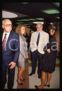 Luciano DE CRESCENZO e Sandra BONO - COSTUME - 1990 ca 35 mm vintage slide 11 Diapositiva d'epoca, in formato 35 mm.CONDIZIONI: GOODE' severamente vietata la riproduzione. Tutti i diritti sono riservati. ICharta mette in vendita, sul negozio eBay e in esclusiva sul sito "icharta" il proprio archivio composto da numerose diapositive e negativi fotografici d'epoca, tutti originali e autentici, che attraversano la storia del costume italiano tra gli la fine degli anni Sessanta e Novanta.Si tratta di uno sguardo inedito sull'attualità, la politica, la vita quotidiana, il gossip e la cultura, che fotografa il cambiamento della nazione in quest'ultimo scorcio del XX secolo. Un'occasione unica per il mercato del collezionismo, che vede finalmente disponibile un archivio eccezionale per vastità, tematiche e condizioni, in un settore (il negativo fotografico e la diapositiva) di assoluta novità e dalle interessanti prospettive di investimento.  GOOD/buono   originale e autentica 1