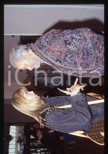 Luciano DE CRESCENZO - COSTUME - 1995 ca 35 mm vintage slide 115 Diapositiva d'epoca, in formato 35 mm.CONDIZIONI: GOODE' severamente vietata la riproduzione. Tutti i diritti sono riservati.ICharta mette in vendita, sul negozio eBay e in esclusiva sul sito "icharta" il proprio archivio composto da numerose diapositive e negativi fotografici d'epoca, tutti originali e autentici, che attraversano la storia del costume italiano tra gli la fine degli anni Sessanta e Novanta.Si tratta di uno sguardo inedito sull'attualità, la politica, la vita quotidiana, il gossip e la cultura, che fotografa il cambiamento della nazione in quest'ultimo scorcio del XX secolo. Un'occasione unica per il mercato del collezionismo, che vede finalmente disponibile un archivio eccezionale per vastità, tematiche e condizioni, in un settore (il negativo fotografico e la diapositiva) di assoluta novità e dalle interessanti prospettive di investimento.  GOOD/buono   originale e autentica 1