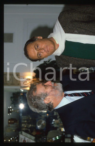 Luciano DE CRESCENZO e Renzo ARBORE - COSTUME - 1990 ca 35 mm vintage slide 3 Diapositiva d'epoca, in formato 35 mm.CONDIZIONI: GOODE' severamente vietata la riproduzione. Tutti i diritti sono riservati.ICharta mette in vendita, sul negozio eBay e in esclusiva sul sito "icharta" il proprio archivio composto da numerose diapositive e negativi fotografici d'epoca, tutti originali e autentici, che attraversano la storia del costume italiano tra gli la fine degli anni Sessanta e Novanta.Si tratta di uno sguardo inedito sull'attualità, la politica, la vita quotidiana, il gossip e la cultura, che fotografa il cambiamento della nazione in quest'ultimo scorcio del XX secolo. Un'occasione unica per il mercato del collezionismo, che vede finalmente disponibile un archivio eccezionale per vastità, tematiche e condizioni, in un settore (il negativo fotografico e la diapositiva) di assoluta novità e dalle interessanti prospettive di investimento.  GOOD/buono   originale e autentica 1