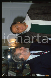 Luciano DE CRESCENZO e Renzo ARBORE - COSTUME - 1990 ca 35 mm vintage slide 6 Diapositiva d'epoca, in formato 35 mm.CONDIZIONI: GOODE' severamente vietata la riproduzione. Tutti i diritti sono riservati.ICharta mette in vendita, sul negozio eBay e in esclusiva sul sito "icharta" il proprio archivio composto da numerose diapositive e negativi fotografici d'epoca, tutti originali e autentici, che attraversano la storia del costume italiano tra gli la fine degli anni Sessanta e Novanta.Si tratta di uno sguardo inedito sull'attualità, la politica, la vita quotidiana, il gossip e la cultura, che fotografa il cambiamento della nazione in quest'ultimo scorcio del XX secolo. Un'occasione unica per il mercato del collezionismo, che vede finalmente disponibile un archivio eccezionale per vastità, tematiche e condizioni, in un settore (il negativo fotografico e la diapositiva) di assoluta novità e dalle interessanti prospettive di investimento.  GOOD/buono   originale e autentica 1