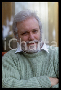 Luciano DE CRESCENZO - FESTIVAL CINEMA VENEZIA - 1990 ca 35 mm vintage slide 69 Diapositiva d'epoca, in formato 35 mm.CONDIZIONI: GOODE' severamente vietata la riproduzione. Tutti i diritti sono riservati.ICharta mette in vendita, sul negozio eBay e in esclusiva sul sito "icharta" il proprio archivio composto da numerose diapositive e negativi fotografici d'epoca, tutti originali e autentici, che attraversano la storia del costume italiano tra gli la fine degli anni Sessanta e Novanta.Si tratta di uno sguardo inedito sull'attualità, la politica, la vita quotidiana, il gossip e la cultura, che fotografa il cambiamento della nazione in quest'ultimo scorcio del XX secolo. Un'occasione unica per il mercato del collezionismo, che vede finalmente disponibile un archivio eccezionale per vastità, tematiche e condizioni, in un settore (il negativo fotografico e la diapositiva) di assoluta novità e dalle interessanti prospettive di investimento.  GOOD/buono   originale e autentica 1