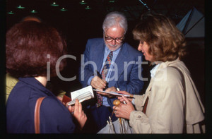 Luciano DE CRESCENZO - COSTUME - 1995 ca 35 mm vintage slide 128 Diapositiva d'epoca, in formato 35 mm.CONDIZIONI: GOODE' severamente vietata la riproduzione. Tutti i diritti sono riservati.ICharta mette in vendita, sul negozio eBay e in esclusiva sul sito "icharta" il proprio archivio composto da numerose diapositive e negativi fotografici d'epoca, tutti originali e autentici, che attraversano la storia del costume italiano tra gli la fine degli anni Sessanta e Novanta.Si tratta di uno sguardo inedito sull'attualità, la politica, la vita quotidiana, il gossip e la cultura, che fotografa il cambiamento della nazione in quest'ultimo scorcio del XX secolo. Un'occasione unica per il mercato del collezionismo, che vede finalmente disponibile un archivio eccezionale per vastità, tematiche e condizioni, in un settore (il negativo fotografico e la diapositiva) di assoluta novità e dalle interessanti prospettive di investimento.  GOOD/buono   originale e autentica 1