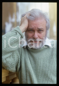 Luciano DE CRESCENZO - FESTIVAL CINEMA VENEZIA - 1990 ca 35 mm vintage slide 72 Diapositiva d'epoca, in formato 35 mm.CONDIZIONI: GOODE' severamente vietata la riproduzione. Tutti i diritti sono riservati.ICharta mette in vendita, sul negozio eBay e in esclusiva sul sito "icharta" il proprio archivio composto da numerose diapositive e negativi fotografici d'epoca, tutti originali e autentici, che attraversano la storia del costume italiano tra gli la fine degli anni Sessanta e Novanta.Si tratta di uno sguardo inedito sull'attualità, la politica, la vita quotidiana, il gossip e la cultura, che fotografa il cambiamento della nazione in quest'ultimo scorcio del XX secolo. Un'occasione unica per il mercato del collezionismo, che vede finalmente disponibile un archivio eccezionale per vastità, tematiche e condizioni, in un settore (il negativo fotografico e la diapositiva) di assoluta novità e dalle interessanti prospettive di investimento.  GOOD/buono   originale e autentica 1