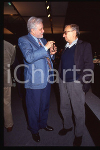 Luciano DE CRESCENZO Beniamino PLACIDO - 1995 ca 35 mm vintage slide 132 Diapositiva d'epoca, in formato 35 mm.CONDIZIONI: GOODE' severamente vietata la riproduzione. Tutti i diritti sono riservati.ICharta mette in vendita, sul negozio eBay e in esclusiva sul sito "icharta" il proprio archivio composto da numerose diapositive e negativi fotografici d'epoca, tutti originali e autentici, che attraversano la storia del costume italiano tra gli la fine degli anni Sessanta e Novanta.Si tratta di uno sguardo inedito sull'attualità, la politica, la vita quotidiana, il gossip e la cultura, che fotografa il cambiamento della nazione in quest'ultimo scorcio del XX secolo. Un'occasione unica per il mercato del collezionismo, che vede finalmente disponibile un archivio eccezionale per vastità, tematiche e condizioni, in un settore (il negativo fotografico e la diapositiva) di assoluta novità e dalle interessanti prospettive di investimento.  GOOD/buono   originale e autentica 1