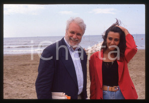 Luciano DE CRESCENZO - FESTIVAL CINEMA VENEZIA - 1990 ca 35 mm vintage slide 77 Diapositiva d'epoca, in formato 35 mm.CONDIZIONI: GOODE' severamente vietata la riproduzione. Tutti i diritti sono riservati.ICharta mette in vendita, sul negozio eBay e in esclusiva sul sito "icharta" il proprio archivio composto da numerose diapositive e negativi fotografici d'epoca, tutti originali e autentici, che attraversano la storia del costume italiano tra gli la fine degli anni Sessanta e Novanta.Si tratta di uno sguardo inedito sull'attualità, la politica, la vita quotidiana, il gossip e la cultura, che fotografa il cambiamento della nazione in quest'ultimo scorcio del XX secolo. Un'occasione unica per il mercato del collezionismo, che vede finalmente disponibile un archivio eccezionale per vastità, tematiche e condizioni, in un settore (il negativo fotografico e la diapositiva) di assoluta novità e dalle interessanti prospettive di investimento.  GOOD/buono   originale e autentica 1