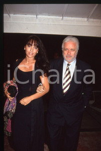Luciano DE CRESCENZO e Alessandra MONTI - VENEZIA 1990 ca 35 mm vintage slide 24 Diapositiva d'epoca, in formato 35 mm.CONDIZIONI: GOODE' severamente vietata la riproduzione. Tutti i diritti sono riservati.ICharta mette in vendita, sul negozio eBay e in esclusiva sul sito "icharta" il proprio archivio composto da numerose diapositive e negativi fotografici d'epoca, tutti originali e autentici, che attraversano la storia del costume italiano tra gli la fine degli anni Sessanta e Novanta.Si tratta di uno sguardo inedito sull'attualità, la politica, la vita quotidiana, il gossip e la cultura, che fotografa il cambiamento della nazione in quest'ultimo scorcio del XX secolo. Un'occasione unica per il mercato del collezionismo, che vede finalmente disponibile un archivio eccezionale per vastità, tematiche e condizioni, in un settore (il negativo fotografico e la diapositiva) di assoluta novità e dalle interessanti prospettive di investimento.  GOOD/buono   originale e autentica 1