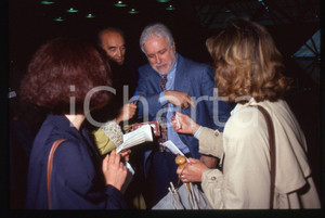 Luciano DE CRESCENZO Beniamino PLACIDO - 1995 ca 35 mm vintage slide 157 Diapositiva d'epoca, in formato 35 mm.CONDIZIONI: GOODE' severamente vietata la riproduzione. Tutti i diritti sono riservati.ICharta mette in vendita, sul negozio eBay e in esclusiva sul sito "icharta" il proprio archivio composto da numerose diapositive e negativi fotografici d'epoca, tutti originali e autentici, che attraversano la storia del costume italiano tra gli la fine degli anni Sessanta e Novanta.Si tratta di uno sguardo inedito sull'attualità, la politica, la vita quotidiana, il gossip e la cultura, che fotografa il cambiamento della nazione in quest'ultimo scorcio del XX secolo. Un'occasione unica per il mercato del collezionismo, che vede finalmente disponibile un archivio eccezionale per vastità, tematiche e condizioni, in un settore (il negativo fotografico e la diapositiva) di assoluta novità e dalle interessanti prospettive di investimento.  GOOD/buono   originale e autentica 1