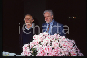 Luciano DE CRESCENZO Beniamino PLACIDO - 1995 ca 35 mm vintage slide 159 Diapositiva d'epoca, in formato 35 mm.CONDIZIONI: GOODE' severamente vietata la riproduzione. Tutti i diritti sono riservati.ICharta mette in vendita, sul negozio eBay e in esclusiva sul sito "icharta" il proprio archivio composto da numerose diapositive e negativi fotografici d'epoca, tutti originali e autentici, che attraversano la storia del costume italiano tra gli la fine degli anni Sessanta e Novanta.Si tratta di uno sguardo inedito sull'attualità, la politica, la vita quotidiana, il gossip e la cultura, che fotografa il cambiamento della nazione in quest'ultimo scorcio del XX secolo. Un'occasione unica per il mercato del collezionismo, che vede finalmente disponibile un archivio eccezionale per vastità, tematiche e condizioni, in un settore (il negativo fotografico e la diapositiva) di assoluta novità e dalle interessanti prospettive di investimento.  GOOD/buono   originale e autentica 1