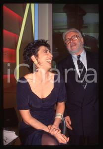 Luciano DE CRESCENZO Serena DANDINI FESTIVAL SANREMO 1995 35 mm vintage slide 3 Diapositiva d'epoca, in formato 35 mm.CONDIZIONI: GOODE' severamente vietata la riproduzione. Tutti i diritti sono riservati.ICharta mette in vendita, sul negozio eBay e in esclusiva sul sito "icharta" il proprio archivio composto da numerose diapositive e negativi fotografici d'epoca, tutti originali e autentici, che attraversano la storia del costume italiano tra gli la fine degli anni Sessanta e Novanta.Si tratta di uno sguardo inedito sull'attualità, la politica, la vita quotidiana, il gossip e la cultura, che fotografa il cambiamento della nazione in quest'ultimo scorcio del XX secolo. Un'occasione unica per il mercato del collezionismo, che vede finalmente disponibile un archivio eccezionale per vastità, tematiche e condizioni, in un settore (il negativo fotografico e la diapositiva) di assoluta novità e dalle interessanti prospettive di investimento.  GOOD/buono   originale e autentica 1