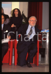 Pippo BAUDO e Luciano DE CRESCENZO - FESTIVAL SANREMO 1995 35 mm vintage slide 2 Diapositiva d'epoca, in formato 35 mm.CONDIZIONI: GOODE' severamente vietata la riproduzione. Tutti i diritti sono riservati.ICharta mette in vendita, sul negozio eBay e in esclusiva sul sito "icharta" il proprio archivio composto da numerose diapositive e negativi fotografici d'epoca, tutti originali e autentici, che attraversano la storia del costume italiano tra gli la fine degli anni Sessanta e Novanta.Si tratta di uno sguardo inedito sull'attualità, la politica, la vita quotidiana, il gossip e la cultura, che fotografa il cambiamento della nazione in quest'ultimo scorcio del XX secolo. Un'occasione unica per il mercato del collezionismo, che vede finalmente disponibile un archivio eccezionale per vastità, tematiche e condizioni, in un settore (il negativo fotografico e la diapositiva) di assoluta novità e dalle interessanti prospettive di investimento.  GOOD/buono   originale e autentica 1