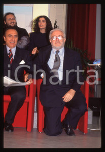 Pippo BAUDO e Luciano DE CRESCENZO - FESTIVAL SANREMO 1995 35 mm vintage slide 3 Diapositiva d'epoca, in formato 35 mm.CONDIZIONI: GOODE' severamente vietata la riproduzione. Tutti i diritti sono riservati.ICharta mette in vendita, sul negozio eBay e in esclusiva sul sito "icharta" il proprio archivio composto da numerose diapositive e negativi fotografici d'epoca, tutti originali e autentici, che attraversano la storia del costume italiano tra gli la fine degli anni Sessanta e Novanta.Si tratta di uno sguardo inedito sull'attualità, la politica, la vita quotidiana, il gossip e la cultura, che fotografa il cambiamento della nazione in quest'ultimo scorcio del XX secolo. Un'occasione unica per il mercato del collezionismo, che vede finalmente disponibile un archivio eccezionale per vastità, tematiche e condizioni, in un settore (il negativo fotografico e la diapositiva) di assoluta novità e dalle interessanti prospettive di investimento.  GOOD/buono   originale e autentica 1