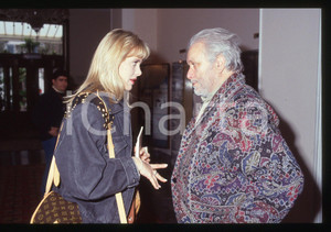 Luciano DE CRESCENZO - COSTUME - 1995 ca 35 mm vintage slide 167 Diapositiva d'epoca, in formato 35 mm.CONDIZIONI: GOODE' severamente vietata la riproduzione. Tutti i diritti sono riservati.ICharta mette in vendita, sul negozio eBay e in esclusiva sul sito "icharta" il proprio archivio composto da numerose diapositive e negativi fotografici d'epoca, tutti originali e autentici, che attraversano la storia del costume italiano tra gli la fine degli anni Sessanta e Novanta.Si tratta di uno sguardo inedito sull'attualità, la politica, la vita quotidiana, il gossip e la cultura, che fotografa il cambiamento della nazione in quest'ultimo scorcio del XX secolo. Un'occasione unica per il mercato del collezionismo, che vede finalmente disponibile un archivio eccezionale per vastità, tematiche e condizioni, in un settore (il negativo fotografico e la diapositiva) di assoluta novità e dalle interessanti prospettive di investimento.  GOOD/buono   originale e autentica 1