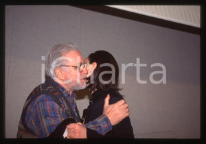 Luciano DE CRESCENZO e Ambra ANGIOLINI - COSTUME - 1990 ca 35 mm vintage slide 2 Diapositiva d'epoca, in formato 35 mm.CONDIZIONI: GOODE' severamente vietata la riproduzione. Tutti i diritti sono riservati. ICharta mette in vendita, sul negozio eBay e in esclusiva sul sito "icharta" il proprio archivio composto da numerose diapositive e negativi fotografici d'epoca, tutti originali e autentici, che attraversano la storia del costume italiano tra gli la fine degli anni Sessanta e Novanta.Si tratta di uno sguardo inedito sull'attualità, la politica, la vita quotidiana, il gossip e la cultura, che fotografa il cambiamento della nazione in quest'ultimo scorcio del XX secolo. Un'occasione unica per il mercato del collezionismo, che vede finalmente disponibile un archivio eccezionale per vastità, tematiche e condizioni, in un settore (il negativo fotografico e la diapositiva) di assoluta novità e dalle interessanti prospettive di investimento.  GOOD/buono   originale e autentica 1