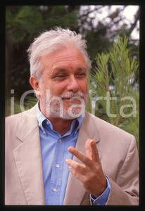 Luciano DE CRESCENZO - FESTIVAL CINEMA VENEZIA - 1990 ca 35 mm vintage slide 86 Diapositiva d'epoca, in formato 35 mm.CONDIZIONI: GOODE' severamente vietata la riproduzione. Tutti i diritti sono riservati.ICharta mette in vendita, sul negozio eBay e in esclusiva sul sito "icharta" il proprio archivio composto da numerose diapositive e negativi fotografici d'epoca, tutti originali e autentici, che attraversano la storia del costume italiano tra gli la fine degli anni Sessanta e Novanta.Si tratta di uno sguardo inedito sull'attualità, la politica, la vita quotidiana, il gossip e la cultura, che fotografa il cambiamento della nazione in quest'ultimo scorcio del XX secolo. Un'occasione unica per il mercato del collezionismo, che vede finalmente disponibile un archivio eccezionale per vastità, tematiche e condizioni, in un settore (il negativo fotografico e la diapositiva) di assoluta novità e dalle interessanti prospettive di investimento.  GOOD/buono   originale e autentica 1