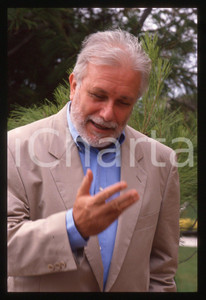 Luciano DE CRESCENZO - FESTIVAL CINEMA VENEZIA - 1990 ca 35 mm vintage slide 89 Diapositiva d'epoca, in formato 35 mm.CONDIZIONI: GOODE' severamente vietata la riproduzione. Tutti i diritti sono riservati.ICharta mette in vendita, sul negozio eBay e in esclusiva sul sito "icharta" il proprio archivio composto da numerose diapositive e negativi fotografici d'epoca, tutti originali e autentici, che attraversano la storia del costume italiano tra gli la fine degli anni Sessanta e Novanta.Si tratta di uno sguardo inedito sull'attualità, la politica, la vita quotidiana, il gossip e la cultura, che fotografa il cambiamento della nazione in quest'ultimo scorcio del XX secolo. Un'occasione unica per il mercato del collezionismo, che vede finalmente disponibile un archivio eccezionale per vastità, tematiche e condizioni, in un settore (il negativo fotografico e la diapositiva) di assoluta novità e dalle interessanti prospettive di investimento.  GOOD/buono   originale e autentica 1