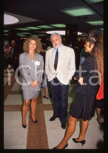 Luciano DE CRESCENZO e Sandra BONO - COSTUME - 1990 ca 35 mm vintage slide 17 Diapositiva d'epoca, in formato 35 mm.CONDIZIONI: GOODE' severamente vietata la riproduzione. Tutti i diritti sono riservati.ICharta mette in vendita, sul negozio eBay e in esclusiva sul sito "icharta" il proprio archivio composto da numerose diapositive e negativi fotografici d'epoca, tutti originali e autentici, che attraversano la storia del costume italiano tra gli la fine degli anni Sessanta e Novanta.Si tratta di uno sguardo inedito sull'attualità, la politica, la vita quotidiana, il gossip e la cultura, che fotografa il cambiamento della nazione in quest'ultimo scorcio del XX secolo. Un'occasione unica per il mercato del collezionismo, che vede finalmente disponibile un archivio eccezionale per vastità, tematiche e condizioni, in un settore (il negativo fotografico e la diapositiva) di assoluta novità e dalle interessanti prospettive di investimento.  GOOD/buono   originale e autentica 1