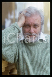 Luciano DE CRESCENZO - FESTIVAL CINEMA VENEZIA - 1990 ca 35 mm vintage slide 95 Diapositiva d'epoca, in formato 35 mm.CONDIZIONI: GOODE' severamente vietata la riproduzione. Tutti i diritti sono riservati. ICharta mette in vendita, sul negozio eBay e in esclusiva sul sito "icharta" il proprio archivio composto da numerose diapositive e negativi fotografici d'epoca, tutti originali e autentici, che attraversano la storia del costume italiano tra gli la fine degli anni Sessanta e Novanta.Si tratta di uno sguardo inedito sull'attualità, la politica, la vita quotidiana, il gossip e la cultura, che fotografa il cambiamento della nazione in quest'ultimo scorcio del XX secolo. Un'occasione unica per il mercato del collezionismo, che vede finalmente disponibile un archivio eccezionale per vastità, tematiche e condizioni, in un settore (il negativo fotografico e la diapositiva) di assoluta novità e dalle interessanti prospettive di investimento.  GOOD/buono   originale e autentica 1