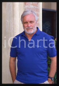 Luciano DE CRESCENZO - FESTIVAL CINEMA VENEZIA - 1990 ca 35 mm vintage slide 97 Diapositiva d'epoca, in formato 35 mm.CONDIZIONI: GOODE' severamente vietata la riproduzione. Tutti i diritti sono riservati. ICharta mette in vendita, sul negozio eBay e in esclusiva sul sito "icharta" il proprio archivio composto da numerose diapositive e negativi fotografici d'epoca, tutti originali e autentici, che attraversano la storia del costume italiano tra gli la fine degli anni Sessanta e Novanta.Si tratta di uno sguardo inedito sull'attualità, la politica, la vita quotidiana, il gossip e la cultura, che fotografa il cambiamento della nazione in quest'ultimo scorcio del XX secolo. Un'occasione unica per il mercato del collezionismo, che vede finalmente disponibile un archivio eccezionale per vastità, tematiche e condizioni, in un settore (il negativo fotografico e la diapositiva) di assoluta novità e dalle interessanti prospettive di investimento.  GOOD/buono   originale e autentica 1