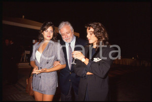 Luciano DE CRESCENZO - COSTUME - 1995 ca 35 mm vintage slide 180 Diapositiva d'epoca, in formato 35 mm.CONDIZIONI: GOODE' severamente vietata la riproduzione. Tutti i diritti sono riservati.ICharta mette in vendita, sul negozio eBay e in esclusiva sul sito "icharta" il proprio archivio composto da numerose diapositive e negativi fotografici d'epoca, tutti originali e autentici, che attraversano la storia del costume italiano tra gli la fine degli anni Sessanta e Novanta.Si tratta di uno sguardo inedito sull'attualità, la politica, la vita quotidiana, il gossip e la cultura, che fotografa il cambiamento della nazione in quest'ultimo scorcio del XX secolo. Un'occasione unica per il mercato del collezionismo, che vede finalmente disponibile un archivio eccezionale per vastità, tematiche e condizioni, in un settore (il negativo fotografico e la diapositiva) di assoluta novità e dalle interessanti prospettive di investimento.  GOOD/buono   originale e autentica 1