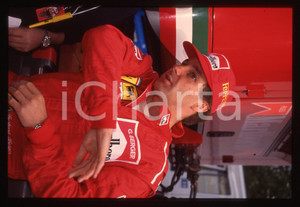 Gerhard BERGER - F1 Pilota scuderia FERRARI - 1995 ca 35 mm vintage slide Diapositiva d'epoca, in formato 35 mm.CONDIZIONI: GOODE' severamente vietata la riproduzione. Tutti i diritti sono riservati.Nella diapositiva ICharta mette in vendita, sul negozio eBay e in esclusiva sul sito "icharta" il proprio archivio composto da numerose diapositive e negativi fotografici d'epoca, tutti originali e autentici, che attraversano la storia del costume italiano tra gli la fine degli anni Sessanta e Novanta.Si tratta di uno sguardo inedito sull'attualit&agrave;, la politica, la vita quotidiana, il gossip e la cultura, che fotografa il cambiamento della nazione in quest'ultimo scorcio del XX secolo. Un'occasione unica per il mercato del collezionismo, che vede finalmente disponibile un archivio eccezionale per vastit&agrave;, tematiche e condizioni, in un settore (il negativo fotografico e la diapositiva) di assoluta novit&agrave; e dalle interessanti prospettive di investimento.  GOOD/buono   originale e autentica 1