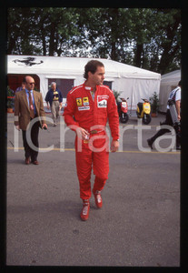 Gerhard BERGER - F1 Pilota scuderia FERRARI - 1995 ca 35 mm vintage slide 14 Diapositiva d'epoca, in formato 35 mm.CONDIZIONI: GOODE' severamente vietata la riproduzione. Tutti i diritti sono riservati.ICharta mette in vendita, sul negozio eBay e in esclusiva sul sito "icharta" il proprio archivio composto da numerose diapositive e negativi fotografici d'epoca, tutti originali e autentici, che attraversano la storia del costume italiano tra gli la fine degli anni Sessanta e Novanta.Si tratta di uno sguardo inedito sull'attualità, la politica, la vita quotidiana, il gossip e la cultura, che fotografa il cambiamento della nazione in quest'ultimo scorcio del XX secolo. Un'occasione unica per il mercato del collezionismo, che vede finalmente disponibile un archivio eccezionale per vastità, tematiche e condizioni, in un settore (il negativo fotografico e la diapositiva) di assoluta novità e dalle interessanti prospettive di investimento.  GOOD/buono   originale e autentica 1