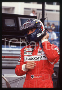 Gerhard BERGER - F1 Pilota scuderia MCLAREN - 1990 ca 35 mm vintage slide Diapositiva d'epoca, in formato 35 mm.CONDIZIONI: GOODE' severamente vietata la riproduzione. Tutti i diritti sono riservati.ICharta mette in vendita, sul negozio eBay e in esclusiva sul sito "icharta" il proprio archivio composto da numerose diapositive e negativi fotografici d'epoca, tutti originali e autentici, che attraversano la storia del costume italiano tra gli la fine degli anni Sessanta e Novanta.Si tratta di uno sguardo inedito sull'attualità, la politica, la vita quotidiana, il gossip e la cultura, che fotografa il cambiamento della nazione in quest'ultimo scorcio del XX secolo. Un'occasione unica per il mercato del collezionismo, che vede finalmente disponibile un archivio eccezionale per vastità, tematiche e condizioni, in un settore (il negativo fotografico e la diapositiva) di assoluta novità e dalle interessanti prospettive di investimento.  GOOD/buono   originale e autentica 1