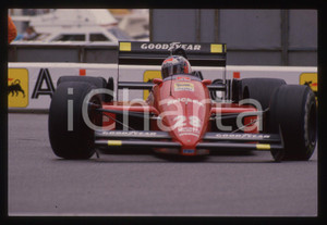 Gerhard BERGER su FERRARI F1-87 durante GP 1987 35 mm vintage slide Diapositiva d'epoca, in formato 35 mm.CONDIZIONI: GOODE' severamente vietata la riproduzione. Tutti i diritti sono riservati.ICharta mette in vendita, sul negozio eBay e in esclusiva sul sito "icharta" il proprio archivio composto da numerose diapositive e negativi fotografici d'epoca, tutti originali e autentici, che attraversano la storia del costume italiano tra gli la fine degli anni Sessanta e Novanta.Si tratta di uno sguardo inedito sull'attualità, la politica, la vita quotidiana, il gossip e la cultura, che fotografa il cambiamento della nazione in quest'ultimo scorcio del XX secolo. Un'occasione unica per il mercato del collezionismo, che vede finalmente disponibile un archivio eccezionale per vastità, tematiche e condizioni, in un settore (il negativo fotografico e la diapositiva) di assoluta novità e dalle interessanti prospettive di investimento.  GOOD/buono   originale e autentica 1