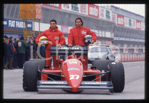 Gerhard BERGER e Michele ALBORETO con FERRARI F1-87 1987 35 mm vintage slide Diapositiva d'epoca, in formato 35 mm.CONDIZIONI: GOODE' severamente vietata la riproduzione. Tutti i diritti sono riservati.ICharta mette in vendita, sul negozio eBay e in esclusiva sul sito "icharta" il proprio archivio composto da numerose diapositive e negativi fotografici d'epoca, tutti originali e autentici, che attraversano la storia del costume italiano tra gli la fine degli anni Sessanta e Novanta.Si tratta di uno sguardo inedito sull'attualità, la politica, la vita quotidiana, il gossip e la cultura, che fotografa il cambiamento della nazione in quest'ultimo scorcio del XX secolo. Un'occasione unica per il mercato del collezionismo, che vede finalmente disponibile un archivio eccezionale per vastità, tematiche e condizioni, in un settore (il negativo fotografico e la diapositiva) di assoluta novità e dalle interessanti prospettive di investimento.  GOOD/buono   originale e autentica 1