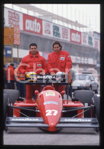 Gerhard BERGER e Michele ALBORETO con FERRARI F1-87 1987 35 mm vintage slide 2 Diapositiva d'epoca, in formato 35 mm.CONDIZIONI: GOODE' severamente vietata la riproduzione. Tutti i diritti sono riservati.ICharta mette in vendita, sul negozio eBay e in esclusiva sul sito "icharta" il proprio archivio composto da numerose diapositive e negativi fotografici d'epoca, tutti originali e autentici, che attraversano la storia del costume italiano tra gli la fine degli anni Sessanta e Novanta.Si tratta di uno sguardo inedito sull'attualità, la politica, la vita quotidiana, il gossip e la cultura, che fotografa il cambiamento della nazione in quest'ultimo scorcio del XX secolo. Un'occasione unica per il mercato del collezionismo, che vede finalmente disponibile un archivio eccezionale per vastità, tematiche e condizioni, in un settore (il negativo fotografico e la diapositiva) di assoluta novità e dalle interessanti prospettive di investimento.  GOOD/buono   originale e autentica 1