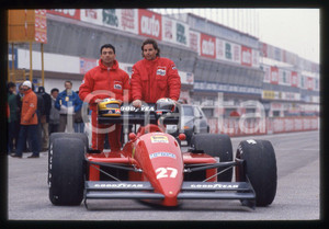 Gerhard BERGER e Michele ALBORETO con FERRARI F1-87 1987 35 mm vintage slide 8 Diapositiva d'epoca, in formato 35 mm.CONDIZIONI: GOODE' severamente vietata la riproduzione. Tutti i diritti sono riservati.ICharta mette in vendita, sul negozio eBay e in esclusiva sul sito "icharta" il proprio archivio composto da numerose diapositive e negativi fotografici d'epoca, tutti originali e autentici, che attraversano la storia del costume italiano tra gli la fine degli anni Sessanta e Novanta.Si tratta di uno sguardo inedito sull'attualità, la politica, la vita quotidiana, il gossip e la cultura, che fotografa il cambiamento della nazione in quest'ultimo scorcio del XX secolo. Un'occasione unica per il mercato del collezionismo, che vede finalmente disponibile un archivio eccezionale per vastità, tematiche e condizioni, in un settore (il negativo fotografico e la diapositiva) di assoluta novità e dalle interessanti prospettive di investimento.  GOOD/buono   originale e autentica 1