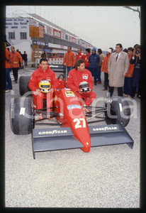 Gerhard BERGER e Michele ALBORETO con FERRARI F1-87 1987 35 mm vintage slide 10 Diapositiva d'epoca, in formato 35 mm.CONDIZIONI: GOODE' severamente vietata la riproduzione. Tutti i diritti sono riservati.ICharta mette in vendita, sul negozio eBay e in esclusiva sul sito "icharta" il proprio archivio composto da numerose diapositive e negativi fotografici d'epoca, tutti originali e autentici, che attraversano la storia del costume italiano tra gli la fine degli anni Sessanta e Novanta.Si tratta di uno sguardo inedito sull'attualità, la politica, la vita quotidiana, il gossip e la cultura, che fotografa il cambiamento della nazione in quest'ultimo scorcio del XX secolo. Un'occasione unica per il mercato del collezionismo, che vede finalmente disponibile un archivio eccezionale per vastità, tematiche e condizioni, in un settore (il negativo fotografico e la diapositiva) di assoluta novità e dalle interessanti prospettive di investimento.  GOOD/buono   originale e autentica 1