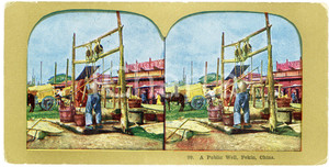 1905 ca PEKING (CHINA) A Public Well - Coloured Vintage Stereoview 99 Fotografia stereoscopica d'epoca, su cartoncino.FORMATO: 18x9 cmCONDIZIONI: F (smussature angolari)    originale e autentica 1