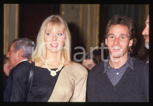 Gerhard BERGER e Ulla WEIGERSTORFER - COSTUME 1990 ca 35 mm vintage slide 3 Diapositiva d'epoca, in formato 35 mm.CONDIZIONI: GOODE' severamente vietata la riproduzione. Tutti i diritti sono riservati.ICharta mette in vendita, sul negozio eBay e in esclusiva sul sito "icharta" il proprio archivio composto da numerose diapositive e negativi fotografici d'epoca, tutti originali e autentici, che attraversano la storia del costume italiano tra gli la fine degli anni Sessanta e Novanta.Si tratta di uno sguardo inedito sull'attualità, la politica, la vita quotidiana, il gossip e la cultura, che fotografa il cambiamento della nazione in quest'ultimo scorcio del XX secolo. Un'occasione unica per il mercato del collezionismo, che vede finalmente disponibile un archivio eccezionale per vastità, tematiche e condizioni, in un settore (il negativo fotografico e la diapositiva) di assoluta novità e dalle interessanti prospettive di investimento.  GOOD/buono   originale e autentica 1