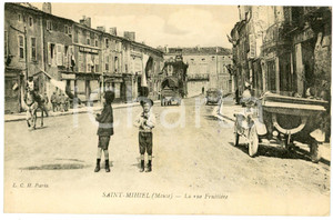 1910 ca SAINT MIHIEL - FRANCE La Rue FruitiÃ¨re - Carte postale FP NV  Cartolina postale d'epoca, non viaggiata ma con nota manoscritta al verso. FAIR/discreto Lievi smussature agli angoli Formato: FP originale e autentica 1