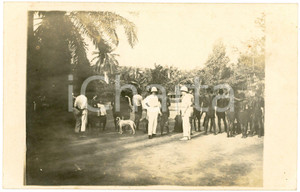 1925 ca CONGO BELGE - ELISABETHVILLE Officiers et indigènes - Photo L. GABRIEL Fotografia originale d'epoca, in formato cartolina postale.FOTOGRAFO: L&eacute;opold Gabriel   GOOD/buono  Formato: 14x9 cm originale e autentica 1