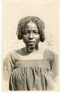 1930 ca CONGO BELGE - KATANGA - Coiffure de femme - Photo L. GABRIEL nÂ° 74 Fotografia originale d'epoca, in formato cartolina postale.FOTOGRAFO: L&eacute;opold Gabriel - Panda - Katanga  GOOD/buono  Formato: 9x14 cm originale e autentica 1