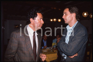 Gerhard BERGER e Cesare FIORIO - F1 Scuderia FERRARI 1995 ca 35 mm vintage slide Diapositiva d'epoca, in formato 35 mm.CONDIZIONI: GOODE' severamente vietata la riproduzione. Tutti i diritti sono riservati. ICharta mette in vendita, sul negozio eBay e in esclusiva sul sito "icharta" il proprio archivio composto da numerose diapositive e negativi fotografici d'epoca, tutti originali e autentici, che attraversano la storia del costume italiano tra gli la fine degli anni Sessanta e Novanta.Si tratta di uno sguardo inedito sull'attualità, la politica, la vita quotidiana, il gossip e la cultura, che fotografa il cambiamento della nazione in quest'ultimo scorcio del XX secolo. Un'occasione unica per il mercato del collezionismo, che vede finalmente disponibile un archivio eccezionale per vastità, tematiche e condizioni, in un settore (il negativo fotografico e la diapositiva) di assoluta novità e dalle interessanti prospettive di investimento.  GOOD/buono   originale e autentica 1