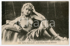 1920 ca BELLES MAURESQUES Jeune femme dans son intérieur NU ETHNIQUE Postcard  Cartolina postale d'epoca, non viaggiata.CONDIZIONI: FAIRFORMATO: FP    originale e autentica 1