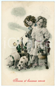 1913 BONNE ET HEUREUSE ANNÃ‰E - Little girls with pig on a leash and baskets  Cartolina postale d'epoca, viaggiata.CONDIZIONI: GFORMATO: FP    originale e autentica 1