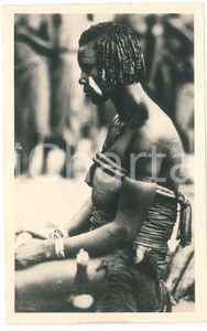 1930 C. ZAGOURSKI «L'Afrique qui disparaît» - Femme SANKURU en deuil *Postcard  Fotocartolina postale d'epoca, appartenente alla serie &laquo;L'Afrique qui dispara&icirc;t&raquo; del fotografo Casimir Zagourski (L&eacute;opoldville).Serie I n&deg; 22, non viaggiata.Timbro ulteriore del fotografo Henri Nicaise - Namur.CONDIZIONI: G FORMATO:  9x14 cm    originale e autentica 1