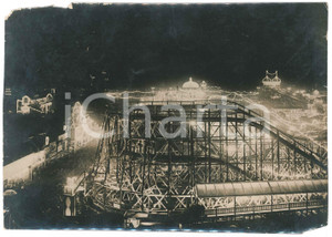 1940 ca BRUXELLES Veduta notturna con Luna Park - Foto DANNEGGIATA 23x16 cm Fotografia originale d'epoca, con didascalia al verso. VERY POOR/gravemente danneggiato piegature angolari e mancanze Formato: 23x16 cm originale e autentica 1